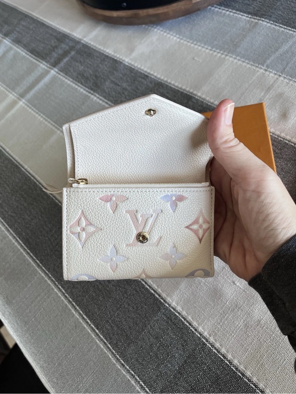 Louis Vuitton White Compact Wallet with Pastel Monogram - Picture 4 of 8